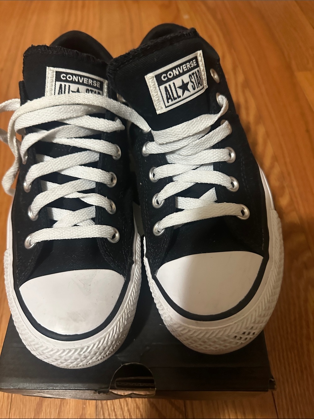 Converse  woman. Black and White Low Top Sneakers